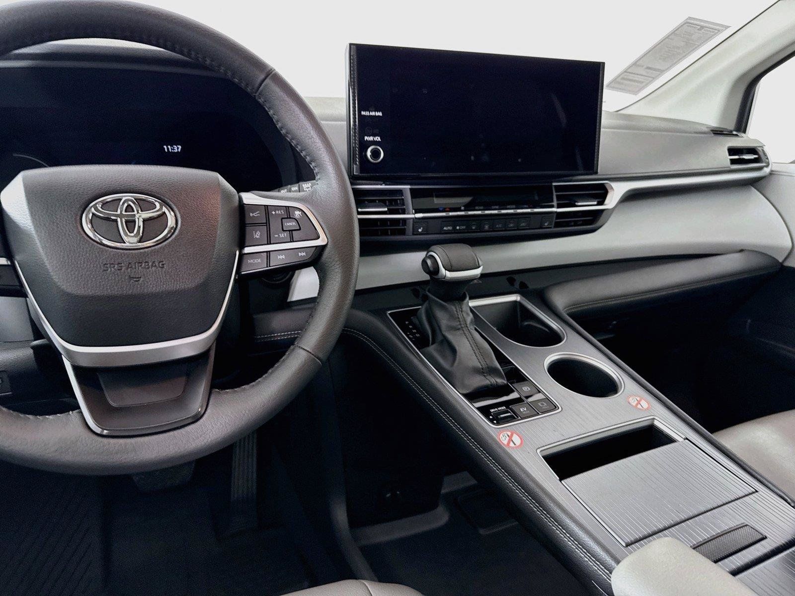 Certified 2026 Toyota Sienna XLE FWD image 33