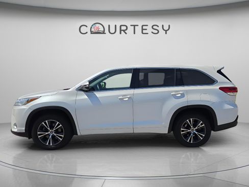 Used 2018 Toyota Highlander LE FWD image 2