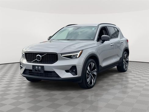 Used 2025 Volvo XC40 B5 Plus image 2