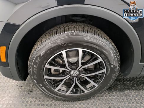 Used 2021 Volkswagen Tiguan SE w/ Panoramic Sunroof Package image 7