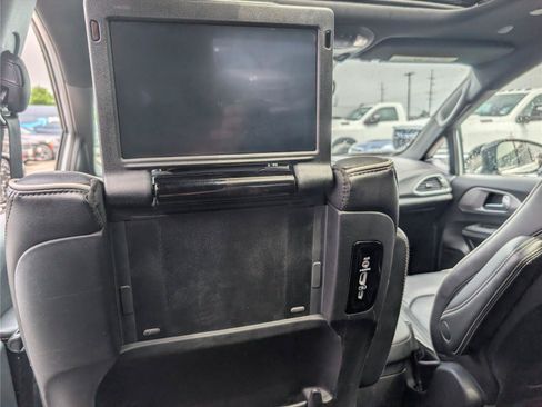 Used 2023 Chrysler Pacifica Limited w/ Uconnect Theater Family Group FWD image 19