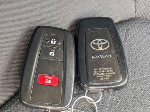 Used 2020 Toyota RAV4 XLE FWD image 28