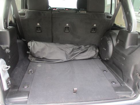 Used 2022 Jeep Wrangler Unlimited Rubicon AWD/4WD image 11