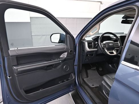 Used 2023 Ford Expedition XLT image 8