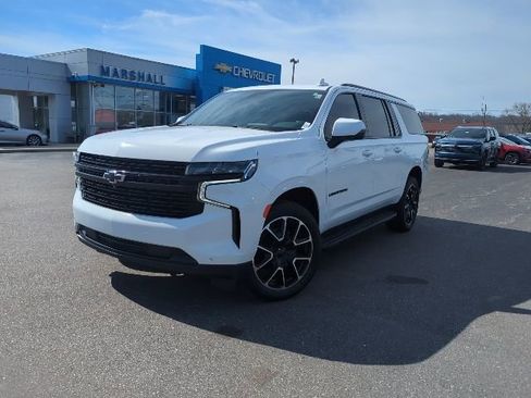Used 2023 Chevrolet Suburban RST AWD/4WD image 2