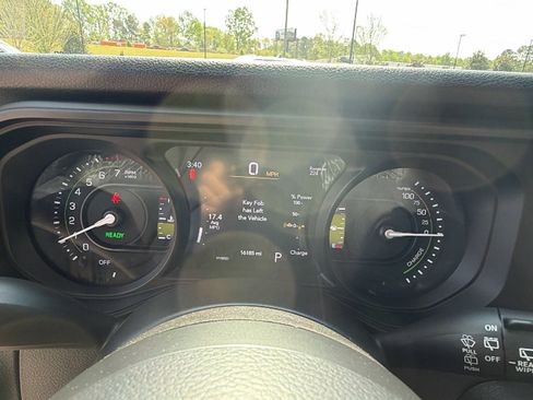 Used 2025 Jeep Wrangler Willys image 29