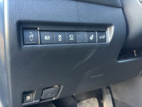 Used 2023 Toyota Venza Limited image 11