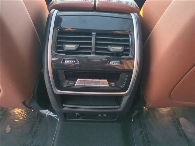 Used 2024 BMW X7 xDrive40i w/ Parking Assistance Package AWD/4WD image 18