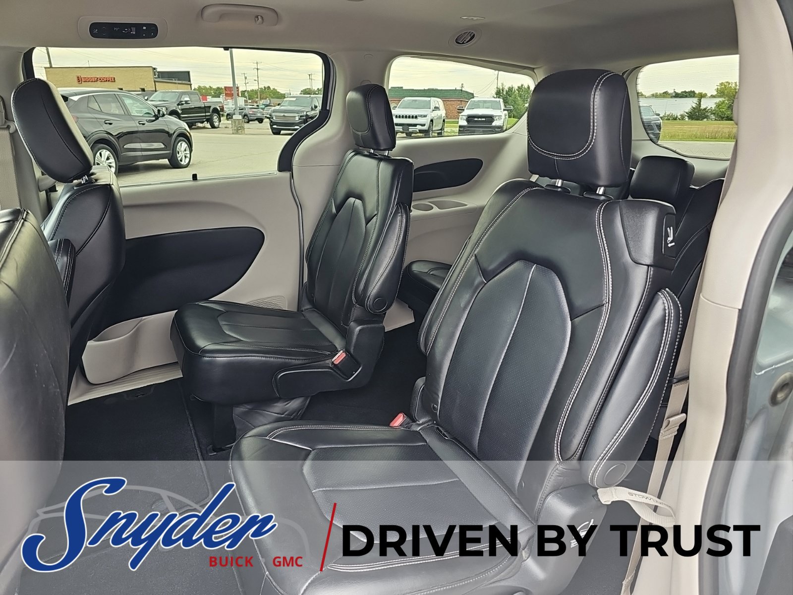 Used 2023 Chrysler Pacifica Touring-L FWD image 3