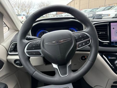 Used 2024 Chrysler Pacifica Touring-L image 26