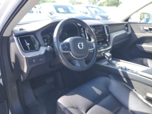 Used 2018 Volvo XC60 T6 Momentum w/ Advanced Package image 11