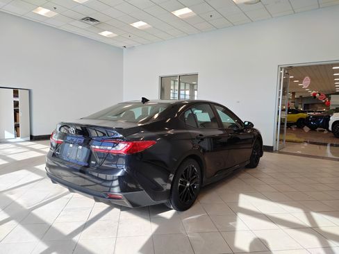 Used 2025 Toyota Camry SE image 3