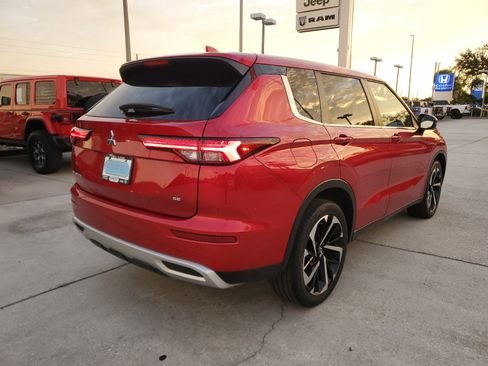 Used 2024 Mitsubishi Outlander SE image 3