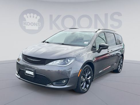Used 2018 Chrysler Pacifica Limited w/ S Appearance Package image 1