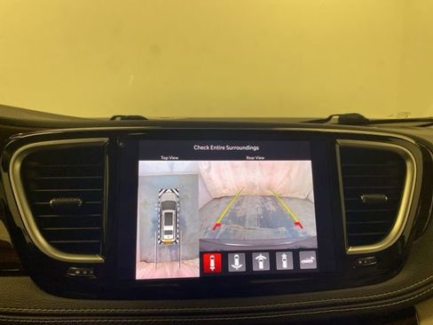 Used 2021 Chrysler Pacifica Limited w/ Uconnect Theater Family Group image 16