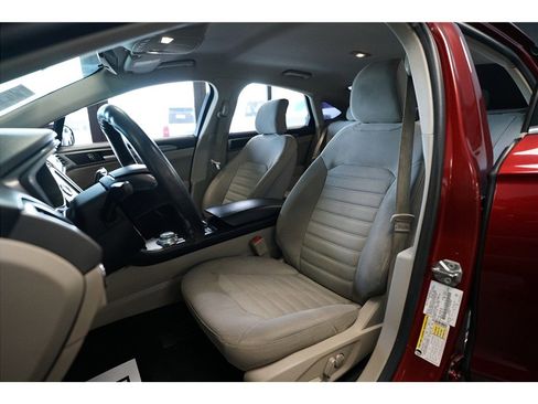 Used 2017 Ford Fusion SE w/ Fusion SE Technology Package FWD image 11