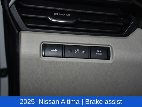 Used 2025 Nissan Altima 2.5 SV FWD image 9