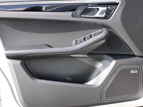 Certified 2022 Porsche Macan image 14