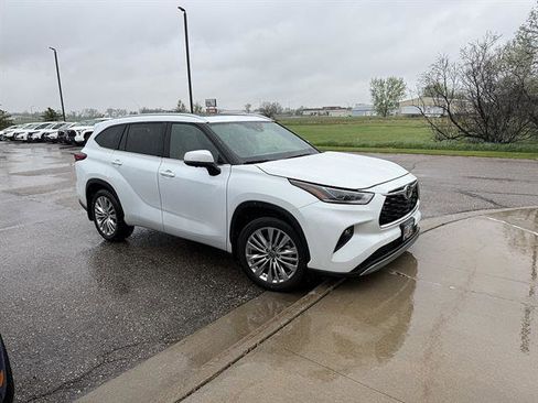 Used 2023 Toyota Highlander Platinum AWD/4WD image 2