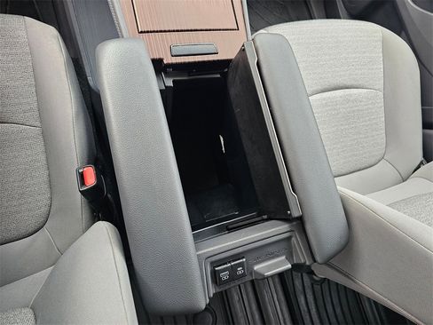 Used 2021 Toyota Sienna LE image 28