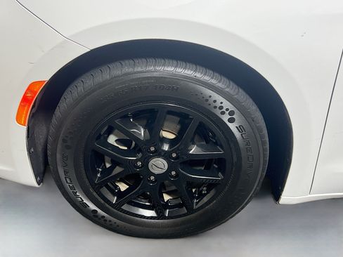 Used 2022 Chrysler Pacifica Touring-L FWD image 11