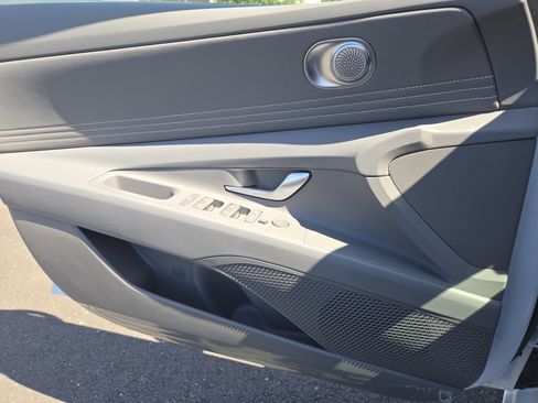 New 2025 Hyundai Elantra SEL image 16