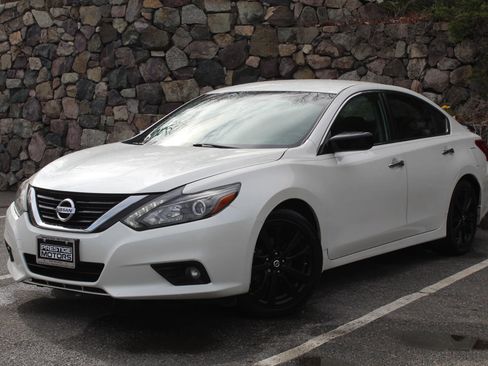 Used 2017 Nissan Altima 2.5 SR w/ Midnight Edition Package image 2