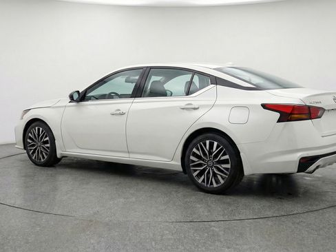 Used 2025 Nissan Altima 2.5 SV FWD image 6