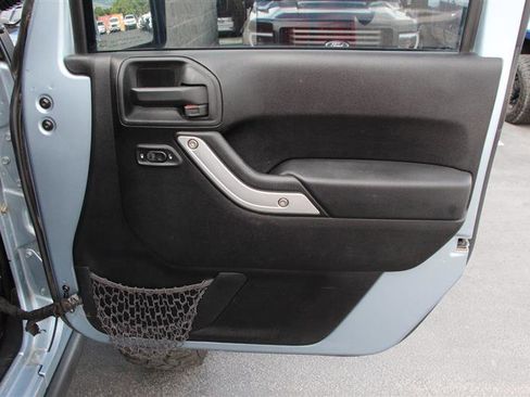 Used 2012 Jeep Wrangler Unlimited Rubicon w/ Dual Top Group AWD/4WD image 19