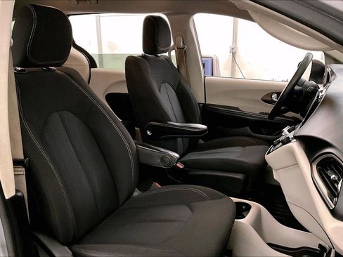Used 2020 Chrysler Voyager L image 7