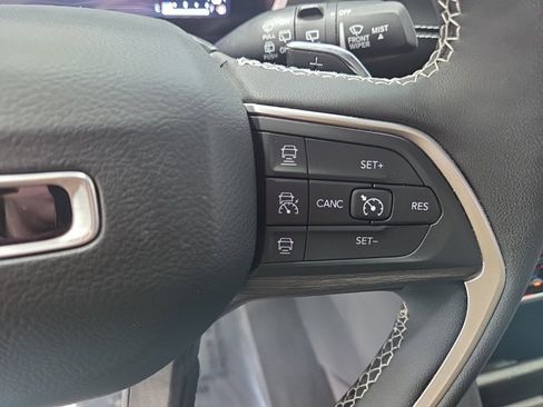 Used 2024 Jeep Grand Cherokee Limited w/ Black Appearance Package image 15