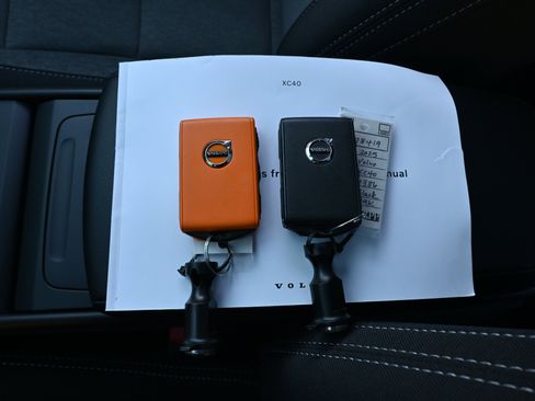 Used 2025 Volvo XC40 B5 Core image 36