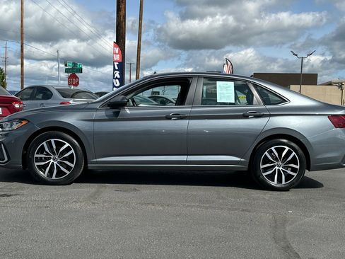 Used 2025 Volkswagen Jetta SE FWD image 8