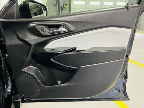 Used 2025 Chevrolet Trax LT image 30