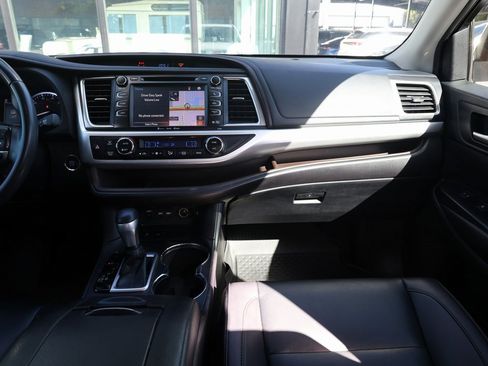 Used 2019 Toyota Highlander XLE image 24