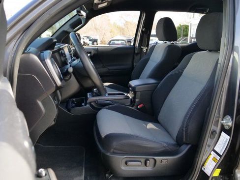 Used 2020 Toyota Tacoma TRD Off-Road w/ Technology Package image 3