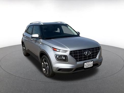 Used 2025 Hyundai Venue SEL FWD image 4