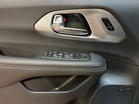 New 2026 Chrysler Pacifica Limited w/ Uconnect Theater Family Group image 10