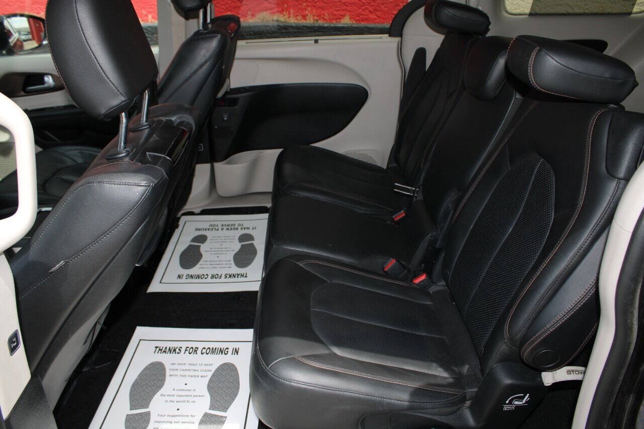 Used 2017 Chrysler Pacifica Touring-L Plus w/ Advanced Safetytec Group FWD image 12