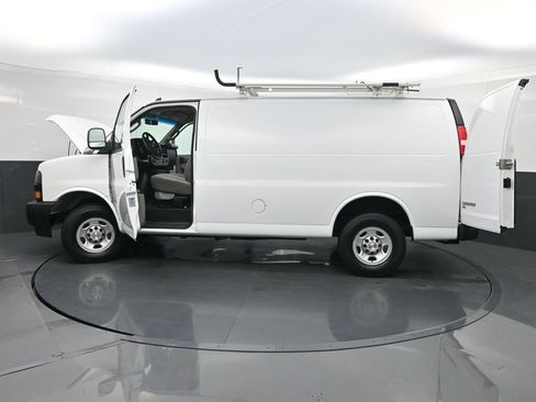Used 2022 Chevrolet Express 2500 w/ Driver Convenience Package RWD image 31