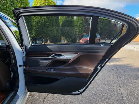 Used 2020 BMW 750i xDrive w/ Executive Package image 38