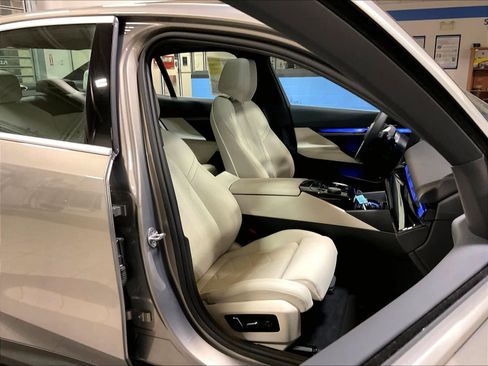 Used 2024 BMW 540i xDrive w/ Convenience Package image 11
