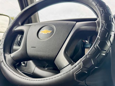 Used 2014 Chevrolet Express 2500 RWD image 11