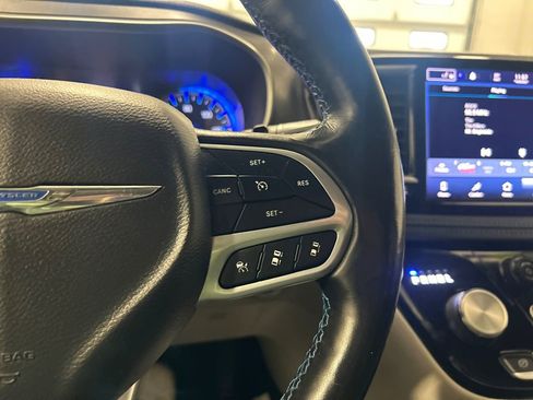 Used 2021 Chrysler Pacifica Touring w/ Cold Weather Group FWD image 21
