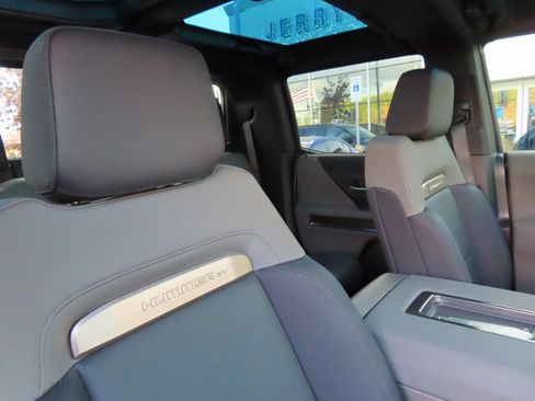 Used 2025 GMC Hummer EV 3X image 40