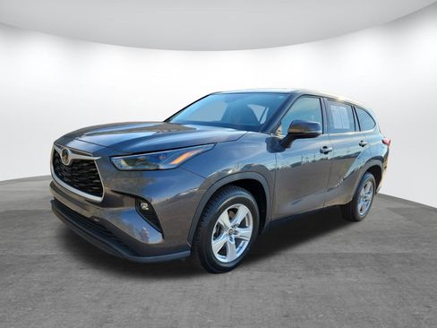 Used 2022 Toyota Highlander LE image 26