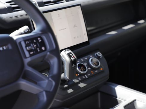 Certified 2025 Land Rover Defender 90 X-Dynamic SE AWD/4WD image 17