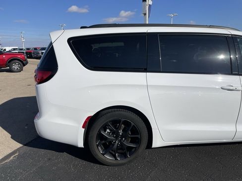 Used 2025 Chrysler Pacifica Limited image 38