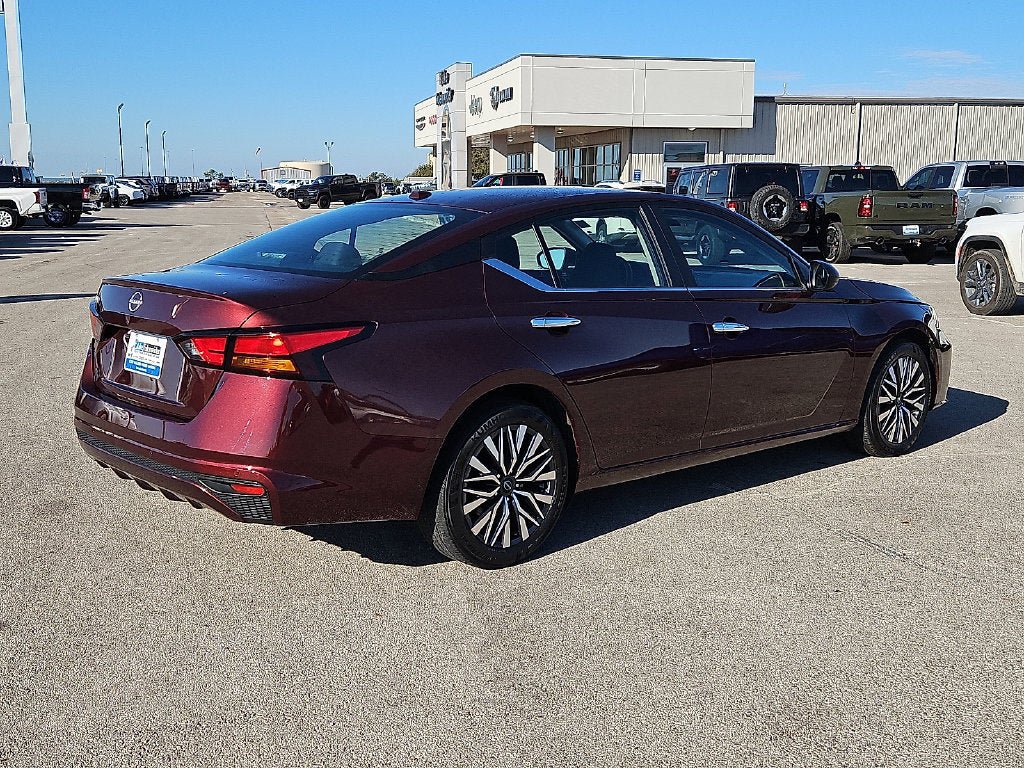 Used 2025 Nissan Altima 2.5 SV FWD image 8