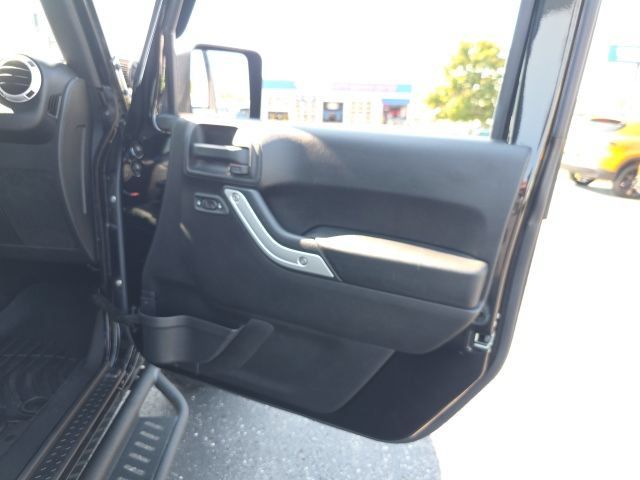 Used 2016 Jeep Wrangler Unlimited Sahara w/ Dual Top Group AWD/4WD image 28